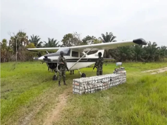 Incautación de cocaína en avioneta en Tabasco Avioneta con 636 kg de cocaína incautada en Tabasco en operación contra el narcotráfico en México