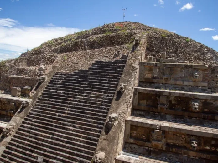 Pirámide de Quetzalcóatl en Teotihuacan Pirámide de Quetzalcóatl en Teotihuacan, patrimonio cultural de México