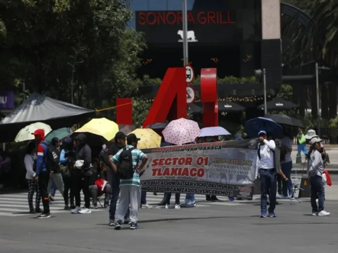 Profesores en el plantón del Centro Histórico Profesores de la CNTE en el plantón del Centro Histórico después del fallecimiento de un compañero