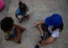 En México, uno de cada 10 niños viven en pobreza extrema y el 63 por ciento sufre violencia Niños en pobreza extrema en México sufren violencia y carecen de acceso a seguridad social