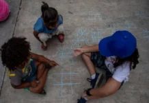 En México, uno de cada 10 niños viven en pobreza extrema y el 63 por ciento sufre violencia Niños en pobreza extrema en México sufren violencia y carecen de acceso a seguridad social