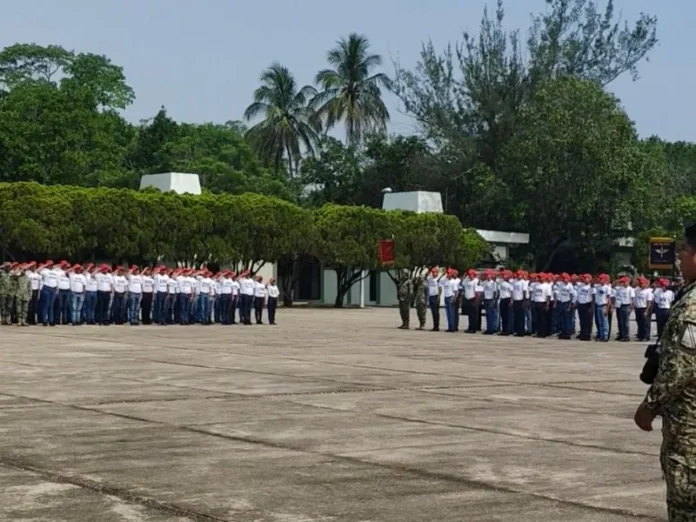 Jóvenes de la Clase 2007 toman protesta de bandera en la 29/a Zona Militar