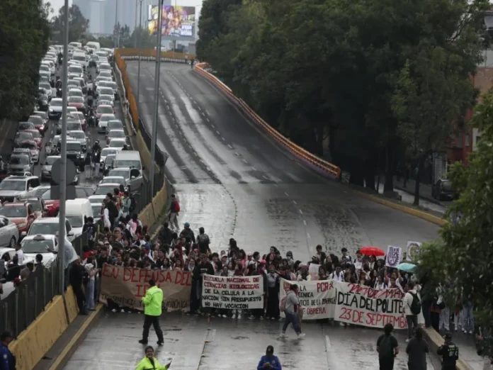 Estudiantes del IPN protestan en Canal Once Estudiantes del IPN protestan en Canal Once y bloquean Circuito Interior por protesta IPN