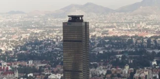 Padres de familia de Tabasco protestan en CDMX: exigen reubicar las escuelas cercanas a la refinería de Dos Bocas Padres de familia protestan cerca de la refinería Dos Bocas por la reubicación de escuelas