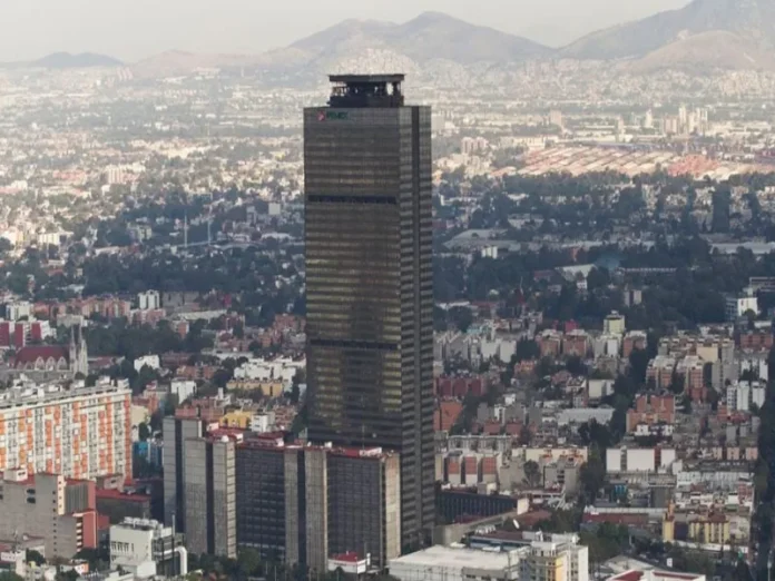 Protesta en la Ciudad de México por reubicación de escuelas cerca de refinería Dos Bocas Padres de familia protestan cerca de la refinería Dos Bocas por la reubicación de escuelas