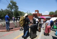 Sección 22 del CNTE bloquea aeropuerto de Oaxaca y la terminal de Pemex en el quinto día de protestas Protestas CNTE en Oaxaca bloquean aeropuerto y terminal de Pemex