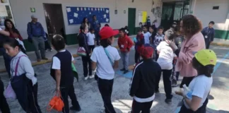IMSS y SEP evaluarán la salud de diez millones de alumnos antes de concluir el ciclo escolar Estudiantes reciben evaluación de salud escolar por personal del IMSS con la frase clave salud escolar