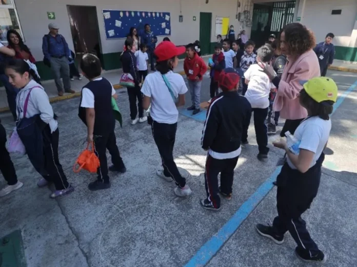 Evaluación de salud escolar en México Estudiantes reciben evaluación de salud escolar por personal del IMSS con la frase clave salud escolar