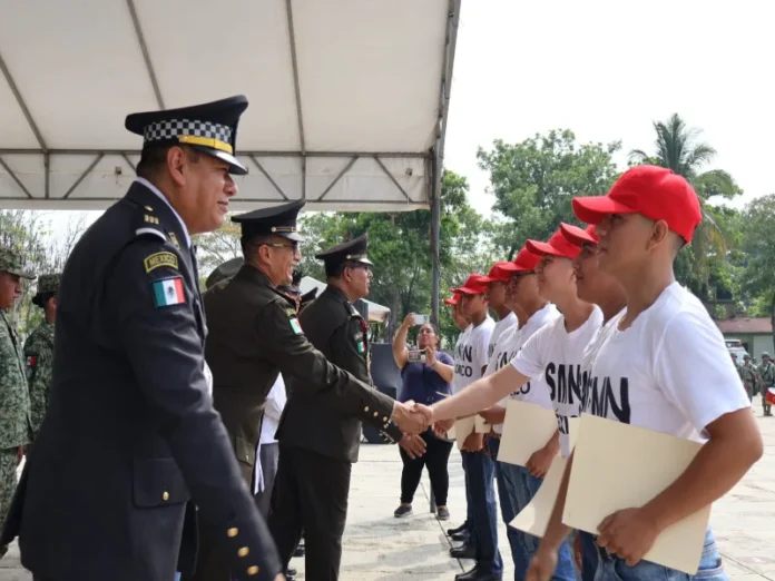 Conscriptos del Servicio Militar Nacional en la ceremonia de culminación en Veracruz