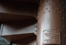 Venden en París tramo de la escalera de la Torre Eiffel de 1889 La Torre Eiffel vende una sección de su escalera original en subasta