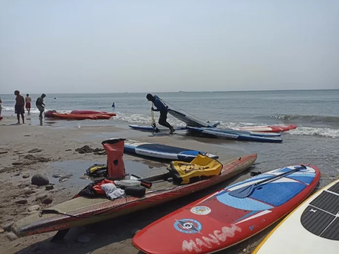 Imagen de personas varadas en kayak y paddleboard Personas varadas en kayak y paddleboard en alta mar en Veracruz