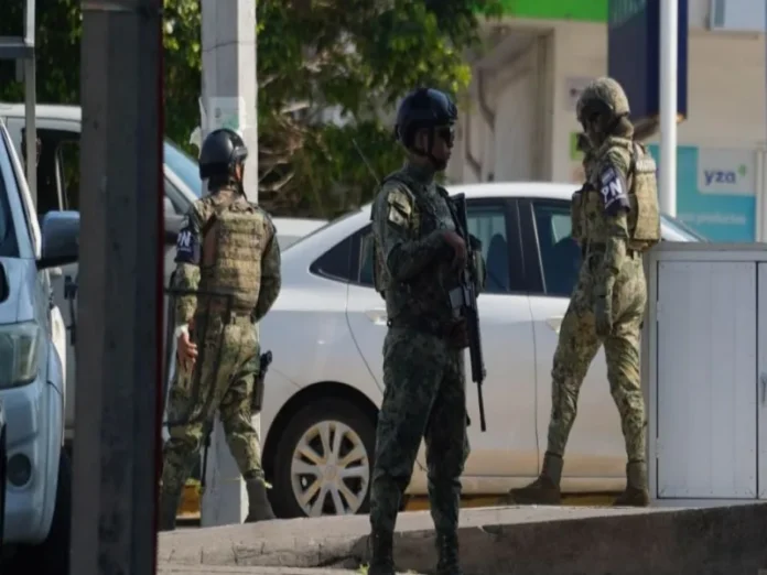 Escena de crimen en Veracruz Policías en el lugar de un crimen en Veracruz, ejemplo de la violencia en Veracruz