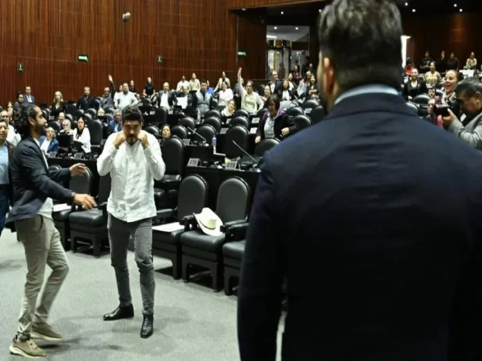 Zenyazen Escobar en San Lázaro Zenyazen Escobar en medio de un altercado en San Lázaro con legisladores de oposición