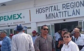Se manifiestan petroleros jubilados de la 10 y 23 frente al Hospital de Pemex en Minatitlán Jubilados de Pemex se manifestaron frente al Hospital Regional de Minatitlán