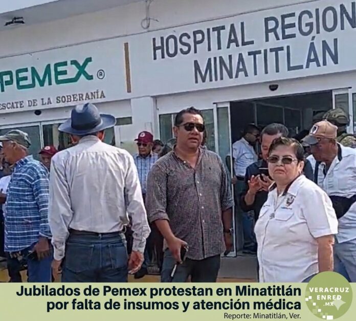 Mina-Petroleros Jubilados de Pemex se manifestaron frente al Hospital Regional de Minatitlán