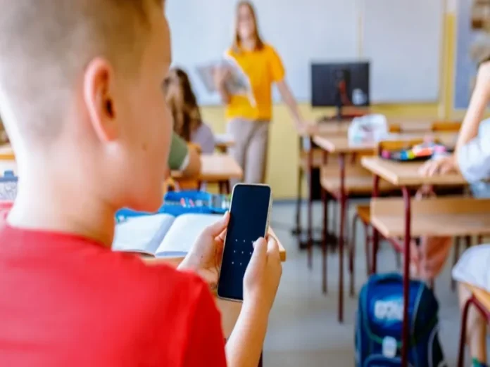 Menores de edad accediendo a redes sociales pese a las restricciones