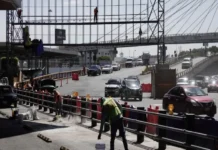 Se desploma estructura metálica en salida vehicular del AICM; un automovilista resulta afectado Estructura metálica cae en la salida vehicular del AICM incidente