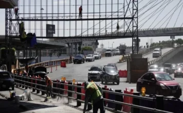 Se desploma estructura metálica en salida vehicular del AICM; un automovilista resulta afectado Estructura metálica cae en la salida vehicular del AICM incidente