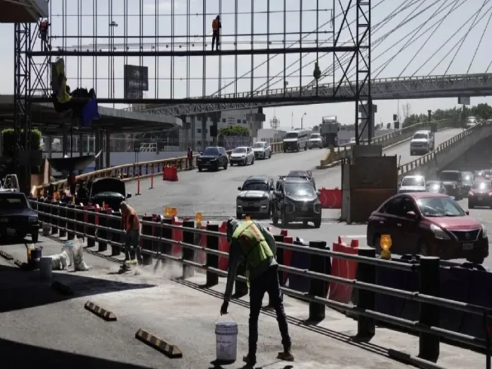 Imagen del incidente en el AICM Estructura metálica cae en la salida vehicular del AICM incidente
