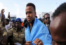 El árbitro de Somalia vetado del Mundial es recibido como héroe en su país; fue vinculado con presuntos terroristas por Estados Unidos Árbitro somalí Omar Abdulkadir Artan es recibido con gran apoyo en Somalia después de ser vetado en Estados Unidos