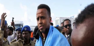 El árbitro de Somalia vetado del Mundial es recibido como héroe en su país; fue vinculado con presuntos terroristas por Estados Unidos Árbitro somalí Omar Abdulkadir Artan es recibido con gran apoyo en Somalia después de ser vetado en Estados Unidos