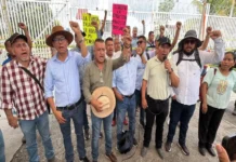 Maestros de la CNTE bloquean instalación de Pemex en Chiapas Maestros de la CNTE bloquean instalación de Pemex en Chiapas por reforma educativa