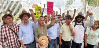 Maestros de la CNTE bloquean instalación de Pemex en Chiapas Maestros de la CNTE bloquean instalación de Pemex en Chiapas por reforma educativa