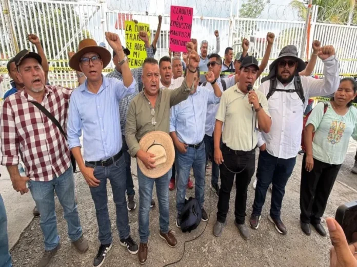 Maestros de la CNTE bloquean acceso a Pemex en Chiapas Maestros de la CNTE bloquean instalación de Pemex en Chiapas por reforma educativa
