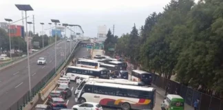 Transportistas de pasajeros bloquean Periférico norte; denuncian extorsión a choferes Transportistas bloquean Periférico norte por extorsión a choferes en Naucalpan