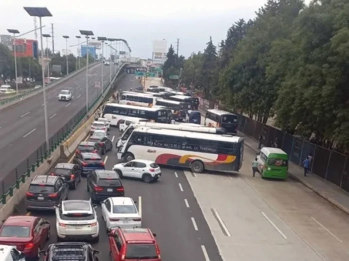 Transportistas bloquean Periférico norte por extorsión a choferes Transportistas bloquean Periférico norte por extorsión a choferes en Naucalpan