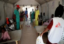 Brote de cólera en Nigeria provoca al menos 74 muertos; hay casi 8 mil casos sospechosos Pacientes con cólera en Nigeria reciben tratamiento médico de emergencia