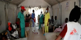 Brote de cólera en Nigeria provoca al menos 74 muertos; hay casi 8 mil casos sospechosos Pacientes con cólera en Nigeria reciben tratamiento médico de emergencia