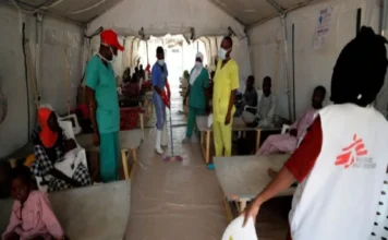 Brote de cólera en Nigeria provoca al menos 74 muertos; hay casi 8 mil casos sospechosos Pacientes con cólera en Nigeria reciben tratamiento médico de emergencia