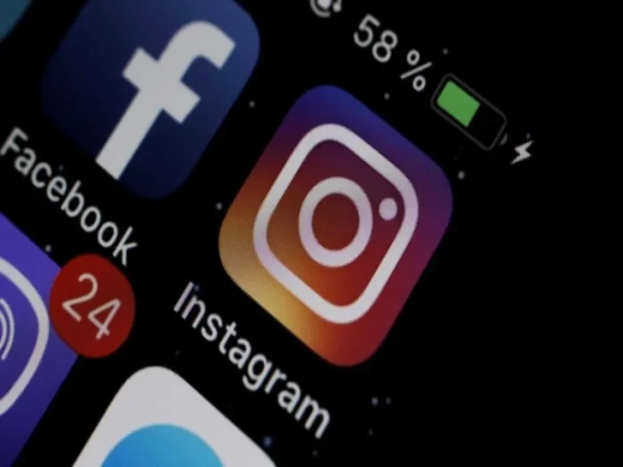 Imagen de una persona intentando acceder a WhatsApp Caída de WhatsApp y otras redes sociales en México este martes