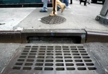 La policía de Nueva York investiga videos de hombres saliendo de las alcantarillas de la ciudad Cazatesoros en Nueva York salen de alcantarillas en busca de objetos de valor