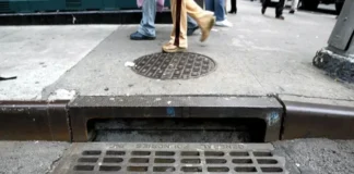 La policía de Nueva York investiga videos de hombres saliendo de las alcantarillas de la ciudad Cazatesoros en Nueva York salen de alcantarillas en busca de objetos de valor