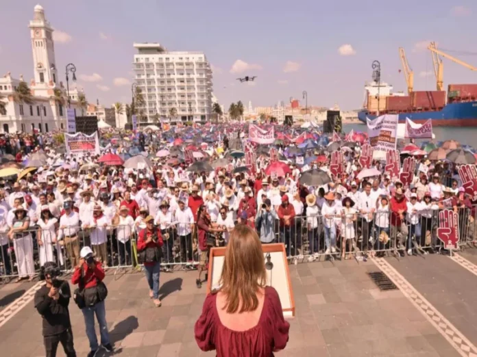 Título descriptivo de la imagen de Claudia Sheinbaum en Veracruz Claudia Sheinbaum en la Macroplaza de Veracruz con 45 mil asistentes en un evento de la Cuarta Transformación