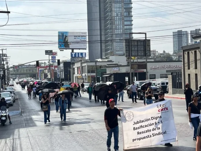 CNTE en Tijuana bloquea acceso de EU a México