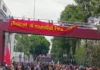 CNTE colapsa Calzada de Tlalpan por cierre vial en marcha hacia el Estadio Azteca; policías les bloquean el paso La CNTE marcha hacia el Estadio Azteca en protesta con pancartas y banderas