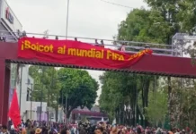 CNTE colapsa Calzada de Tlalpan por cierre vial en marcha hacia el Estadio Azteca; policías les bloquean el paso La CNTE marcha hacia el Estadio Azteca en protesta con pancartas y banderas