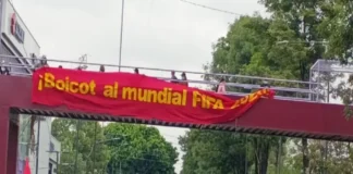 CNTE colapsa Calzada de Tlalpan por cierre vial en marcha hacia el Estadio Azteca; policías les bloquean el paso La CNTE marcha hacia el Estadio Azteca en protesta con pancartas y banderas