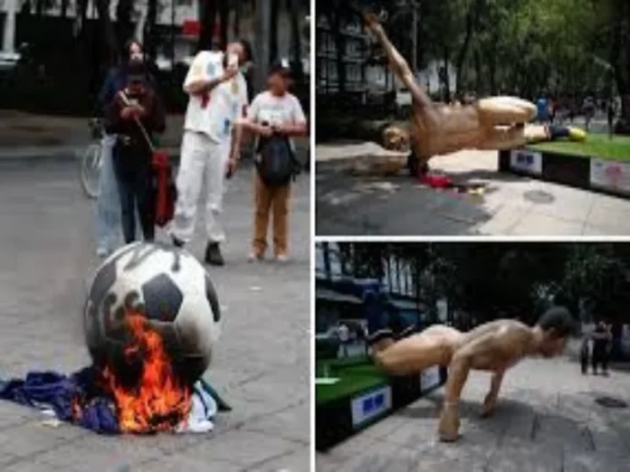 Estatuas de futbolistas derribadas por la CNTE La CNTE derriba estatuas de futbolistas en Reforma durante protestas en Ciudad de México