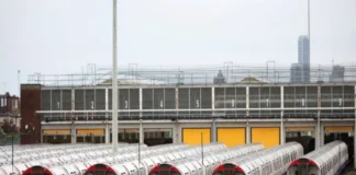 Colisionan dos trenes en Reino Unido; reportan múltiples heridos Colisionan trenes en Reino Unido con múltiples heridos en el lugar del accidente