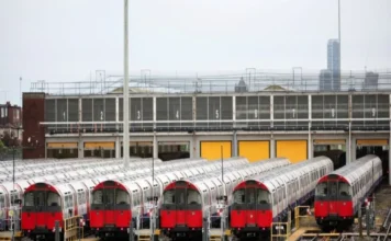 Colisionan dos trenes en Reino Unido; reportan múltiples heridos Colisionan trenes en Reino Unido con múltiples heridos en el lugar del accidente