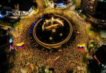 Desbordan colombianos la glorieta La Minerva, por partido de su selección Colombianos en Guadalajara celebran la victoria de su selección en La Minerva
