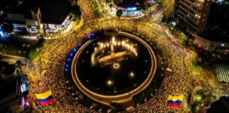 Desbordan colombianos la glorieta La Minerva, por partido de su selección Colombianos en Guadalajara celebran la victoria de su selección en La Minerva
