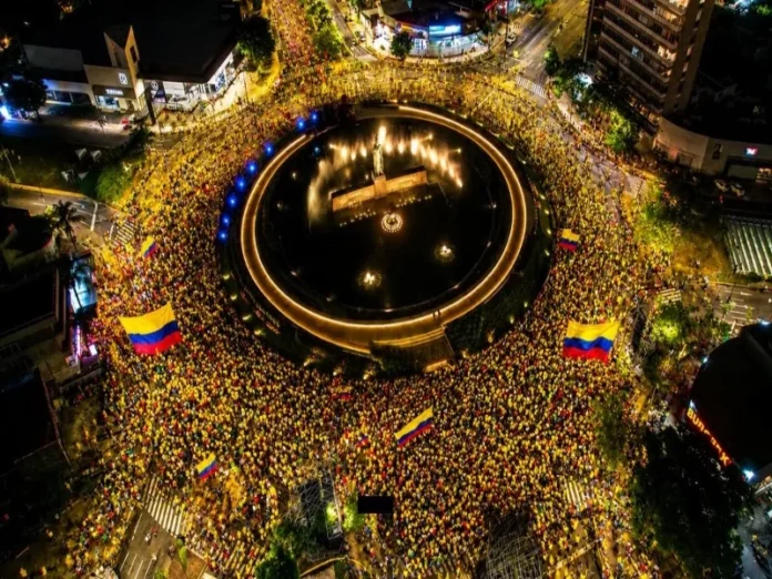 Colombianos en Guadalajara celebran la victoria de su selección en La Minerva