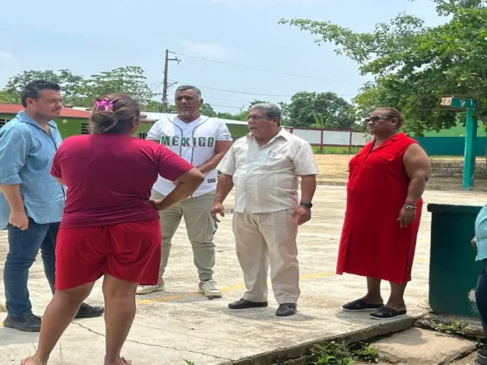 Construcción de línea de agua potable en Cosoleacaque Trabajos de construcción de la línea de agua potable en la colonia F. Gutiérrez para mejorar el suministro de agua potable