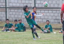 Promueve el Gobierno Municipal de Cosoleacaque el desarrollo integral de la niñez mediante el deporte Niños jugando fútbol en la Unidad Deportiva Miguel Hidalgo, ejemplo del deporte en Cosoleacaque