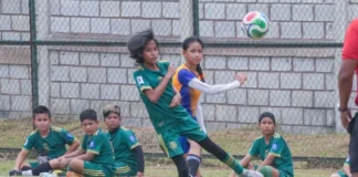 Promueve el Gobierno Municipal de Cosoleacaque el desarrollo integral de la niñez mediante el deporte Niños jugando fútbol en la Unidad Deportiva Miguel Hidalgo, ejemplo del deporte en Cosoleacaque